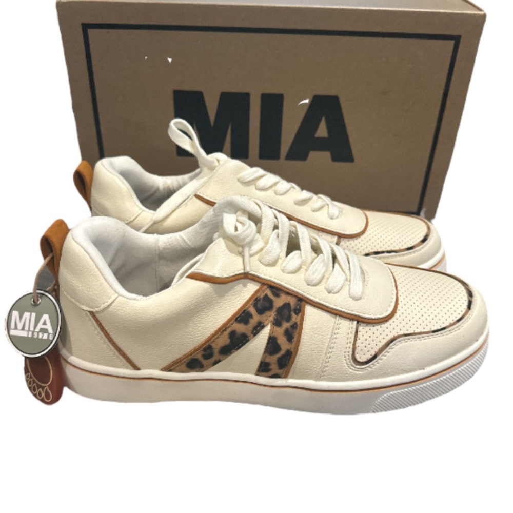 New authentic Mia leopard print signature sneakers MISMATES 7.5 8 display